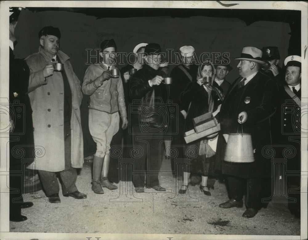 1933 Press Photo Victims of earthquakes at relief statiion in Long Beach CA