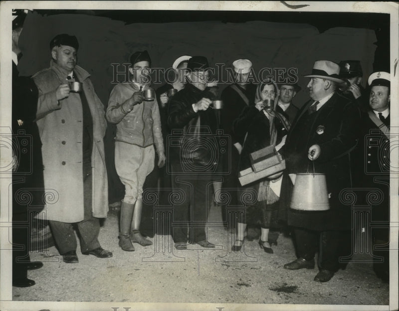 Load image into Gallery viewer, 1933 Press Photo Victims of earthquakes at relief statiion in Long Beach CA
