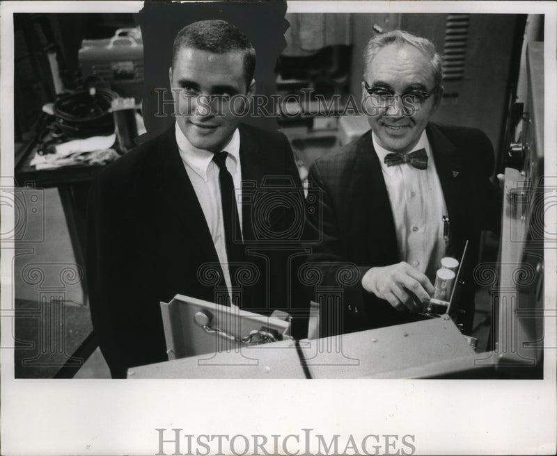 Load image into Gallery viewer, 1965 Press Photo Albert A> Ware - neo23998
