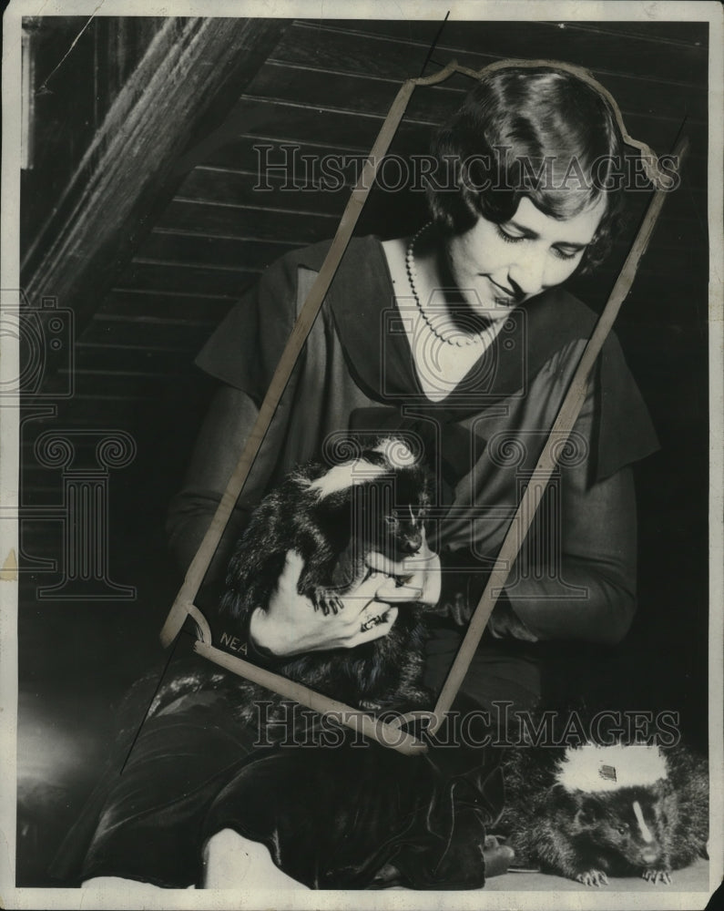 1928 Press Photo Prudence Parsons Holds Skunks, National Pet Show, Chicago