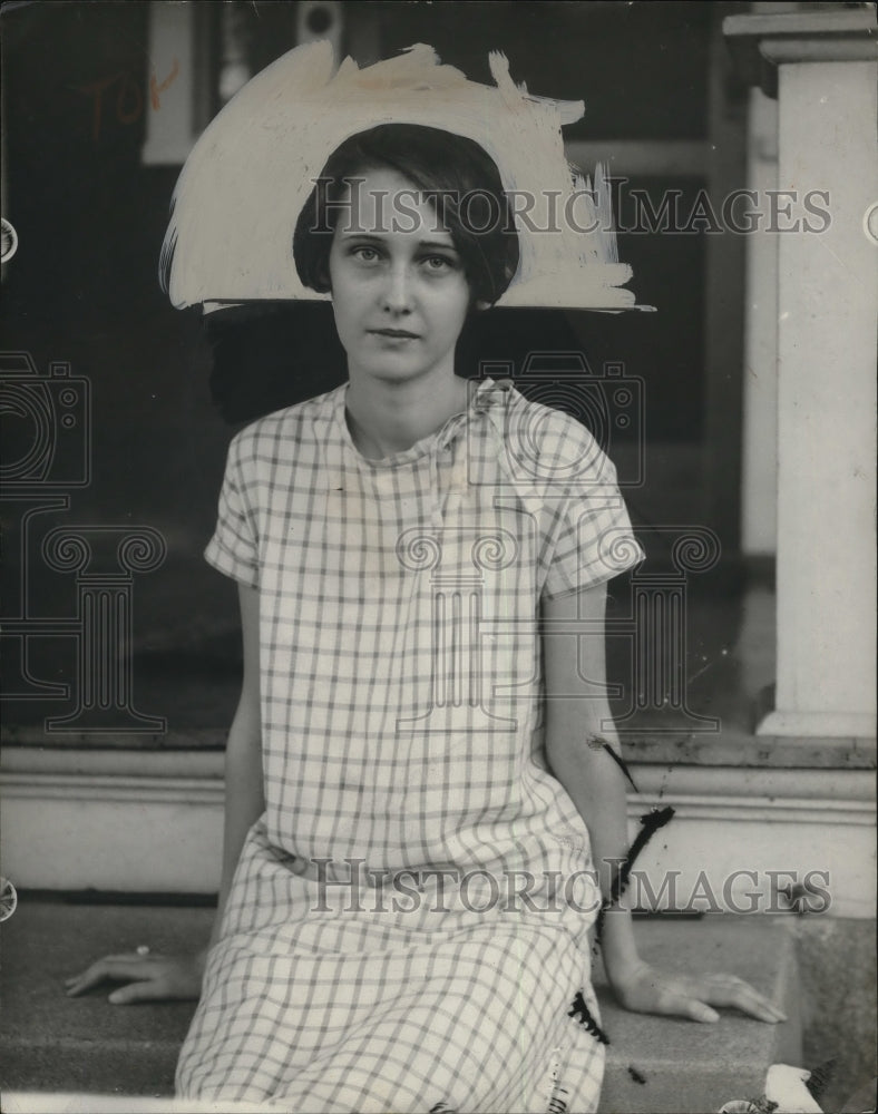 Load image into Gallery viewer, 1927 Press Photo Catherine Hills Received Box of Poison Candy at Party
