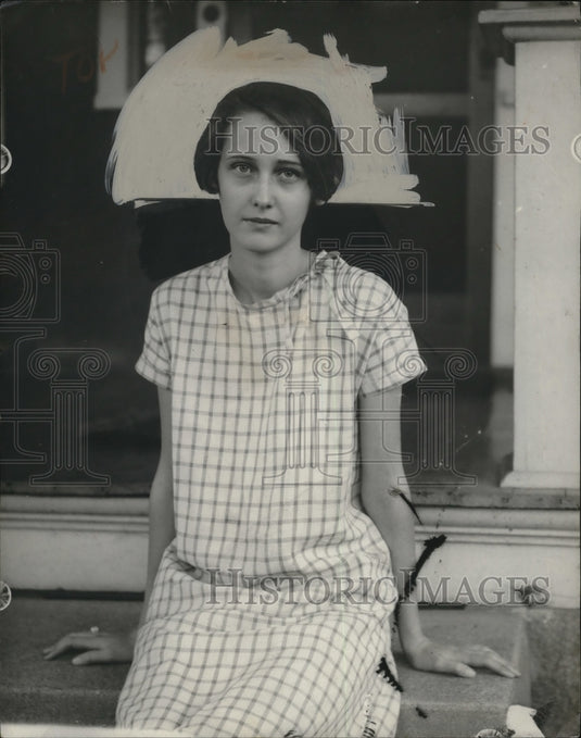 1927 Press Photo Catherine Hills Received Box of Poison Candy at Party