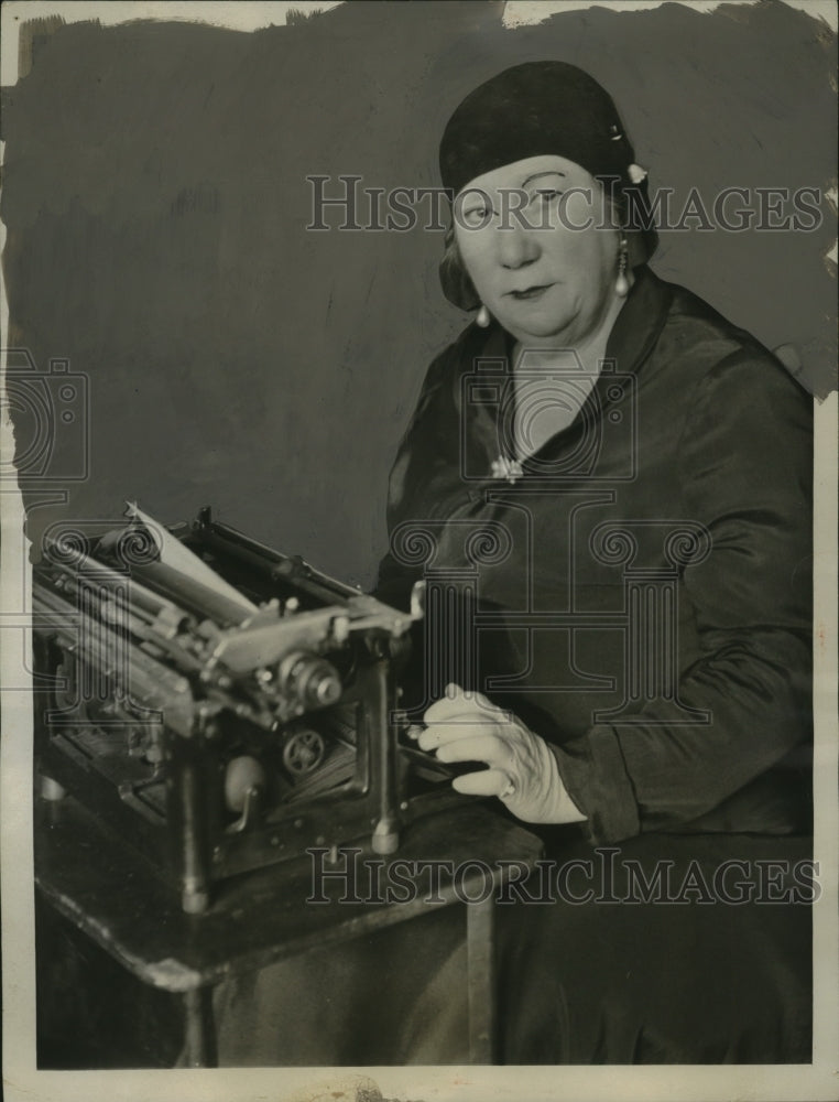 1930 Press Photo Mrs "Bob" Fitzsimmons Writing Book on Boxer Husband