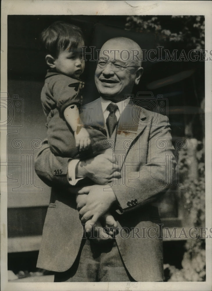 Load image into Gallery viewer, 1939 Press Photo Kamakua Japan Premier Noruyuki Are &amp; his granddaughter
