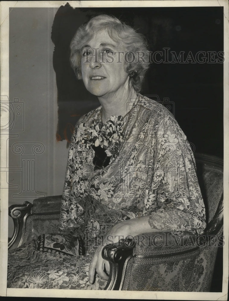 1937 Press Photo Mrs J Ranken in pretty dress at her home - neo24497