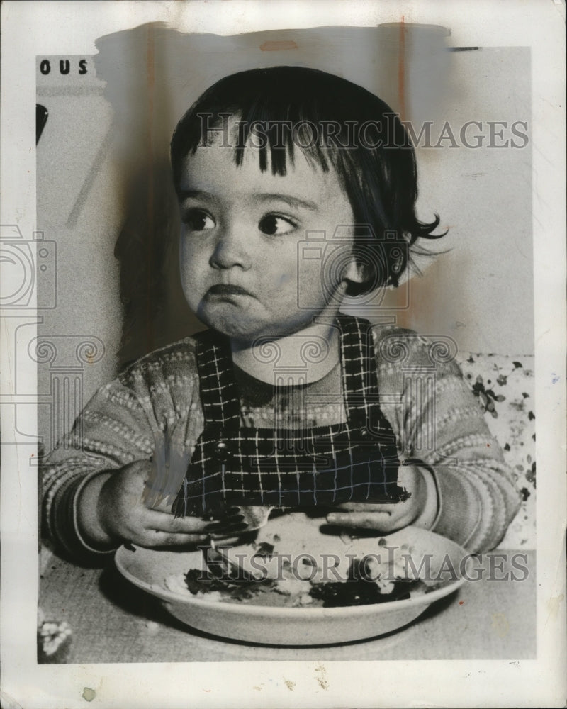 1954 Press Photo A baby girl with messy hands & a plate of food - neo24527