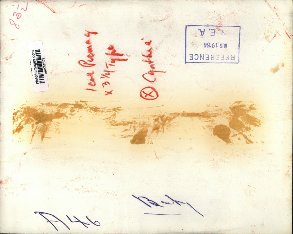 1954 Press Photo A baby girl with messy hands & a plate of food - neo24527