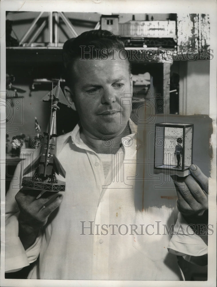 1956 Press Photo Gen. Russell Patterson displays model toy army - neo24617