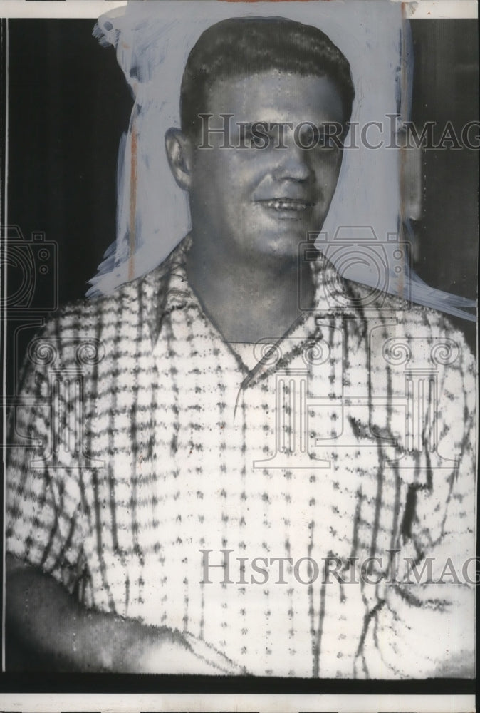 1957 Press Photo GI Turncoat Andrew Fortuna talks to newsmen from Hong Kong- Historic Images