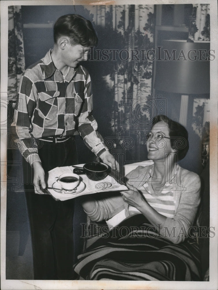 Load image into Gallery viewer, 1955 Press Photo Mrs. Donald Hoag &amp; son James of Lakewood - neo24672
