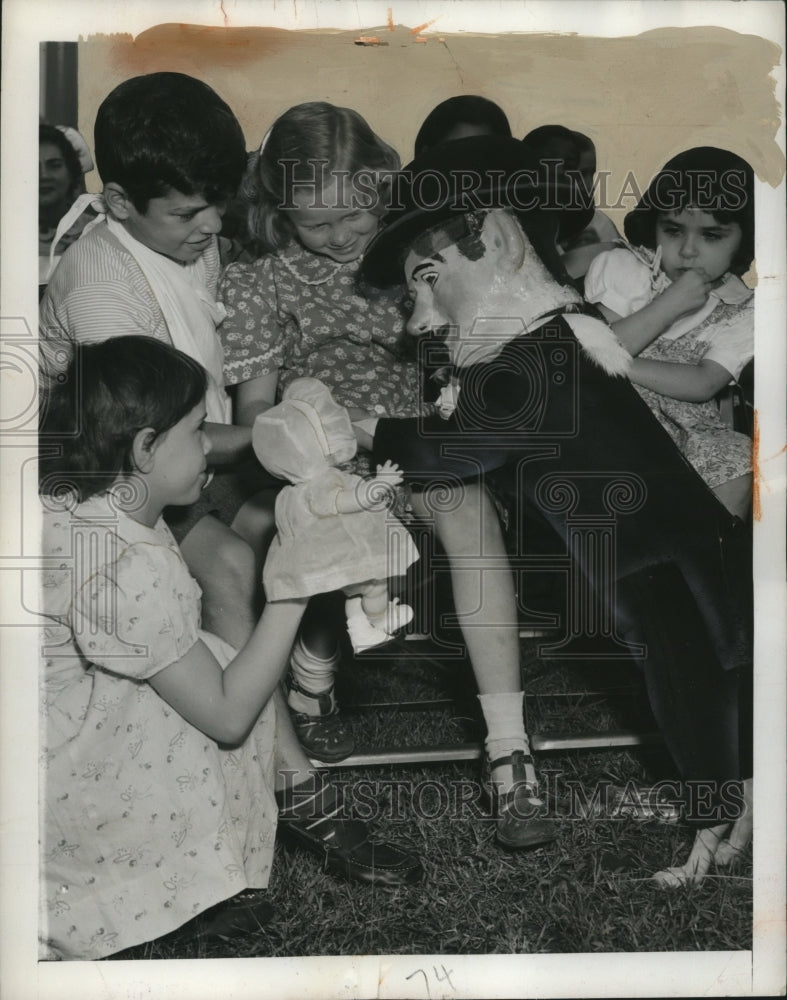 1949 Press Photo Bellevue Hospital patient with clown at Vaudeville Act