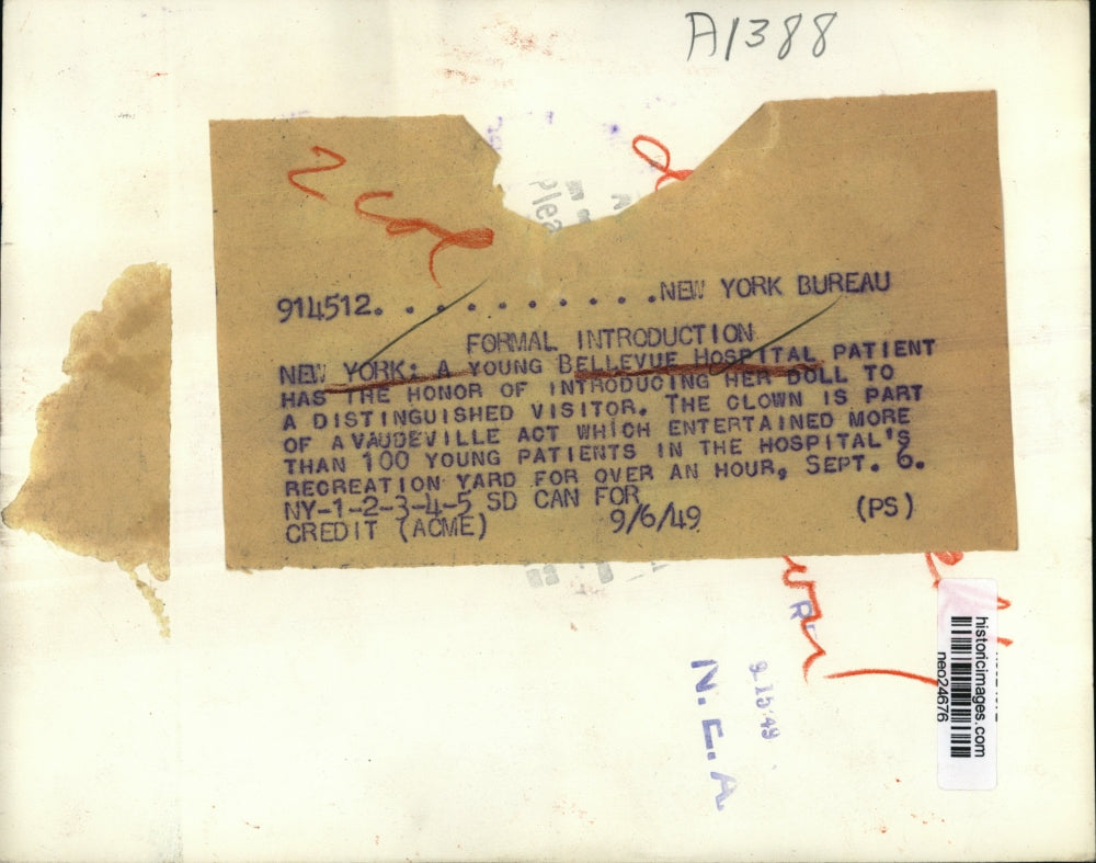 1949 Press Photo Bellevue Hospital patient with clown at Vaudeville Act