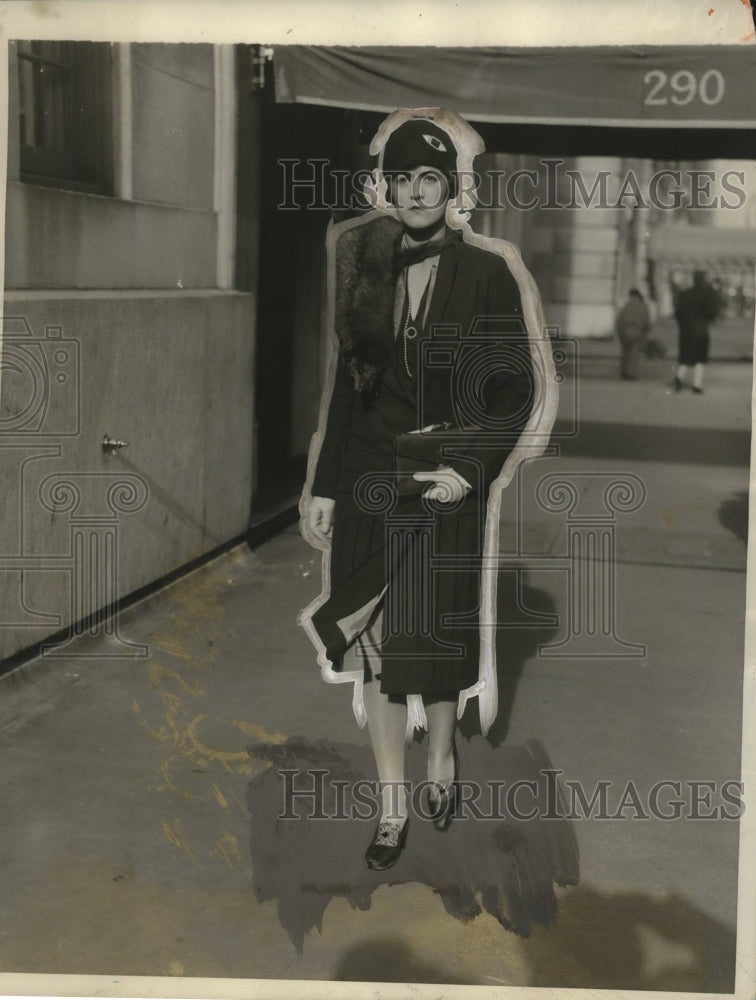 1927 Press Photo Miss Mabel Wilson strolls downs Park Avenue in New York City