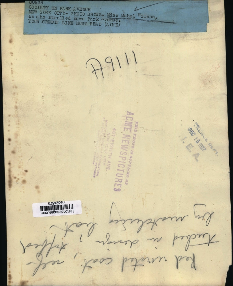 1927 Press Photo Miss Mabel Wilson strolls downs Park Avenue in New York City