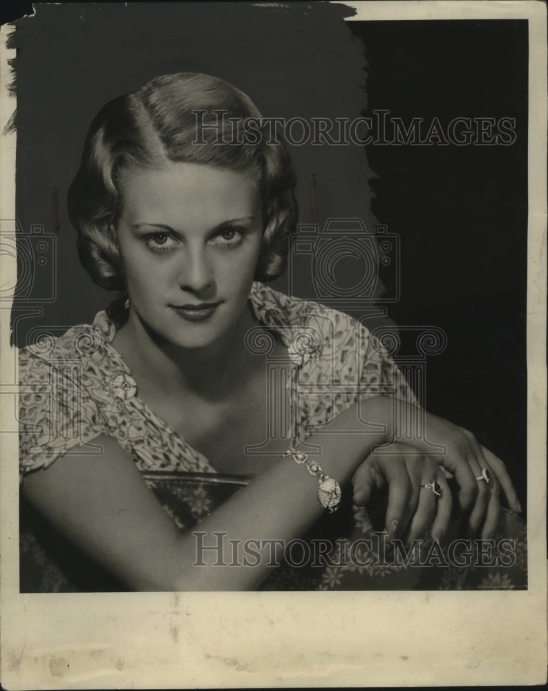 1932 Press Photo Tiny Seed Pearl Clips & Bracelet - neo24700