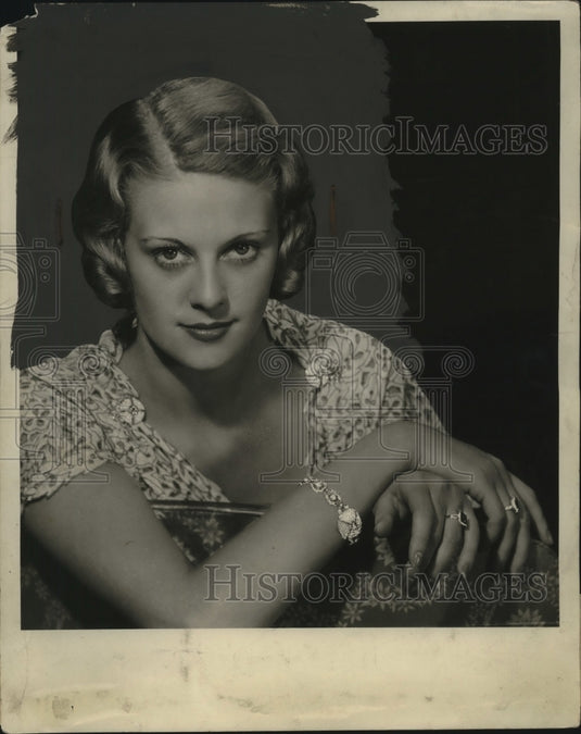 1932 Press Photo Tiny Seed Pearl Clips & Bracelet - neo24700