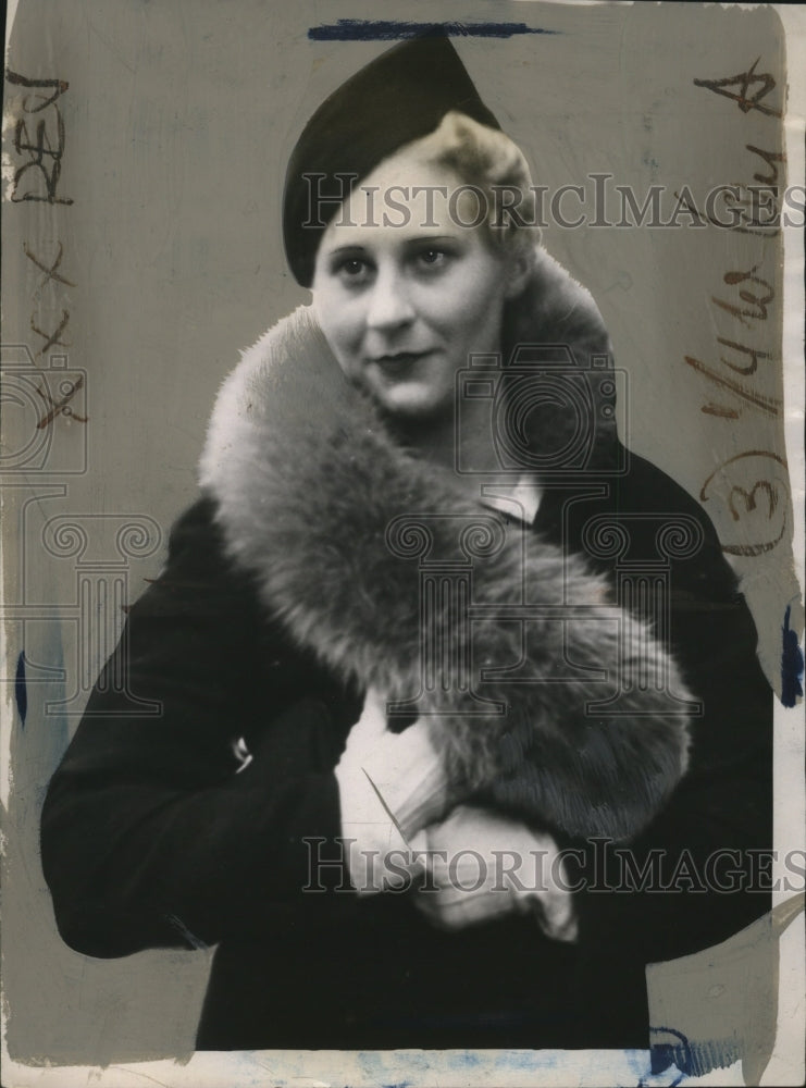 Load image into Gallery viewer, 1933 Press Photo Margaret McHale was given diamond ring by Earle Wymekoop

