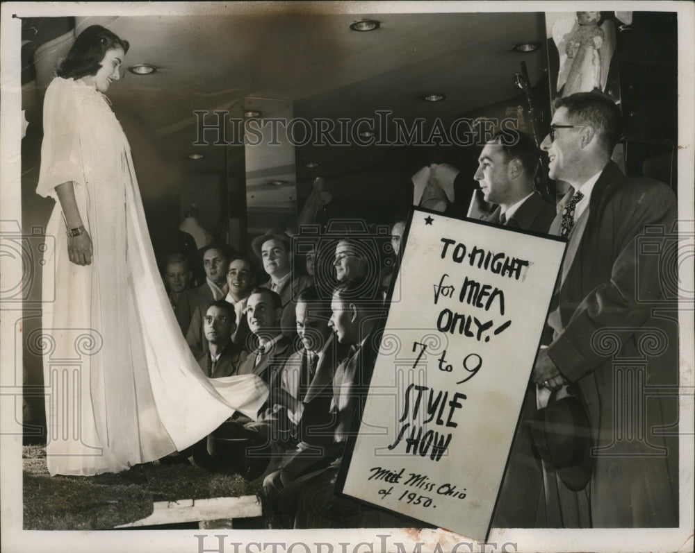 1950 Press Photo Irene Farren in Negligee at Jeannette Julyan Style Show