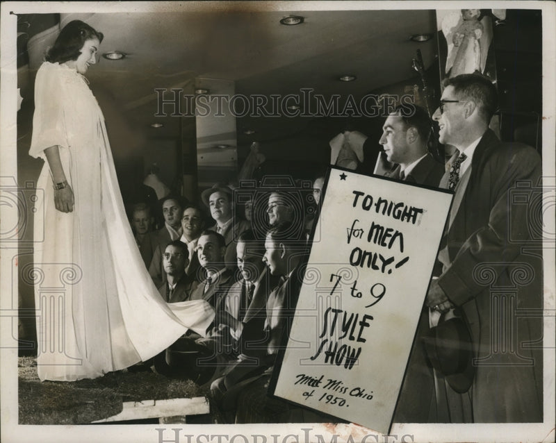 Load image into Gallery viewer, 1950 Press Photo Irene Farren in Negligee at Jeannette Julyan Style Show
