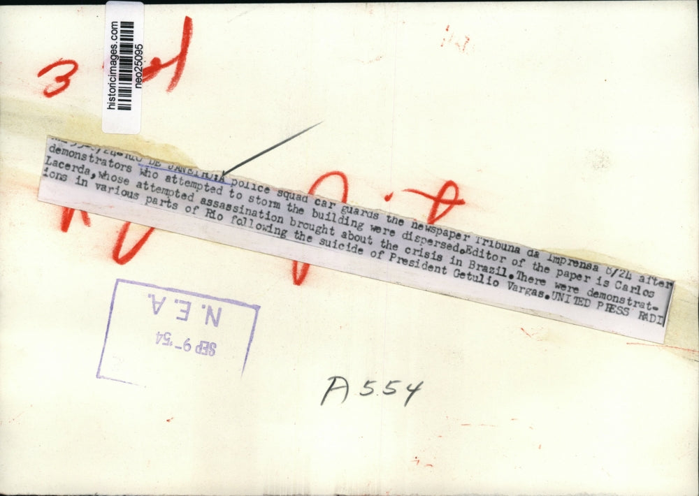 1954 Press Photo Demonstrators attempted to storm the Tribuna da Imprensa