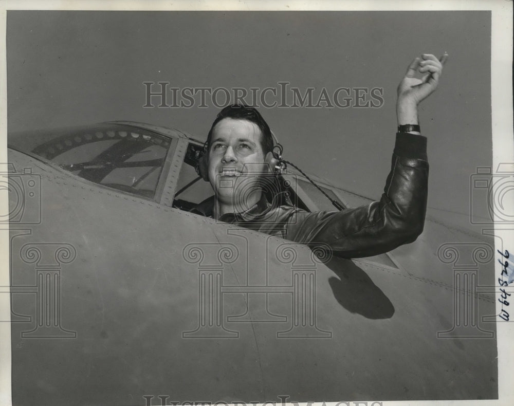 1942 Press Photo Lt. O.P. Metz at U.S. Army Ferry Command Base signals take off
