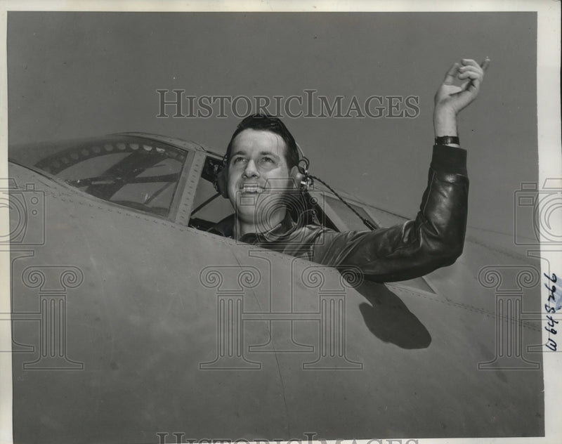 Load image into Gallery viewer, 1942 Press Photo Lt. O.P. Metz at U.S. Army Ferry Command Base signals take off
