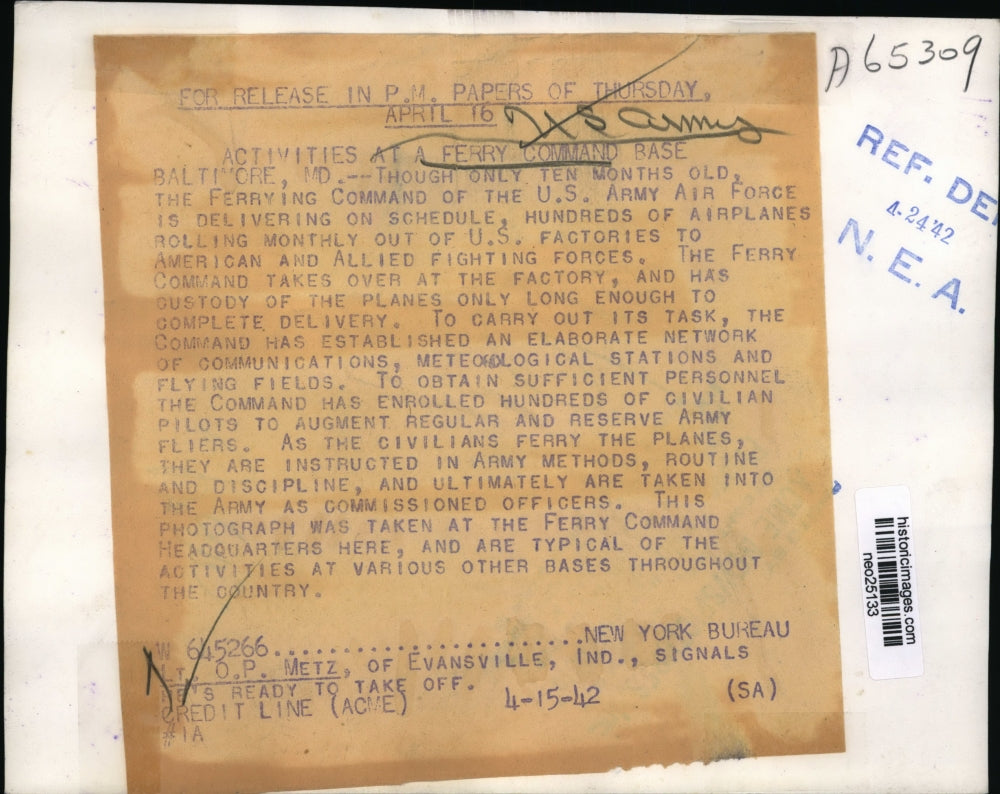 1942 Press Photo Lt. O.P. Metz at U.S. Army Ferry Command Base signals take off