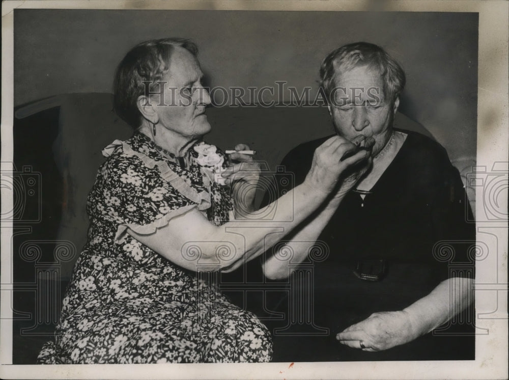 1935 Press Photo Mrs Magdalena Applequist & Mrs Elizabeth Stom twins age 80