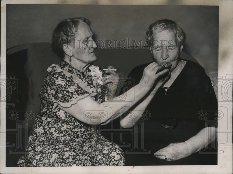 Load image into Gallery viewer, 1935 Press Photo Mrs Magdalena Applequist &amp; Mrs Elizabeth Stom twins age 80
