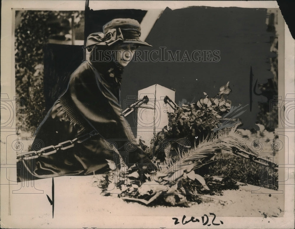 1922 Press Photo Mlle. Margeurite Blauckaert puts flowers on grave of Oavell