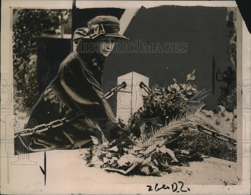 Load image into Gallery viewer, 1922 Press Photo Mlle. Margeurite Blauckaert puts flowers on grave of Oavell
