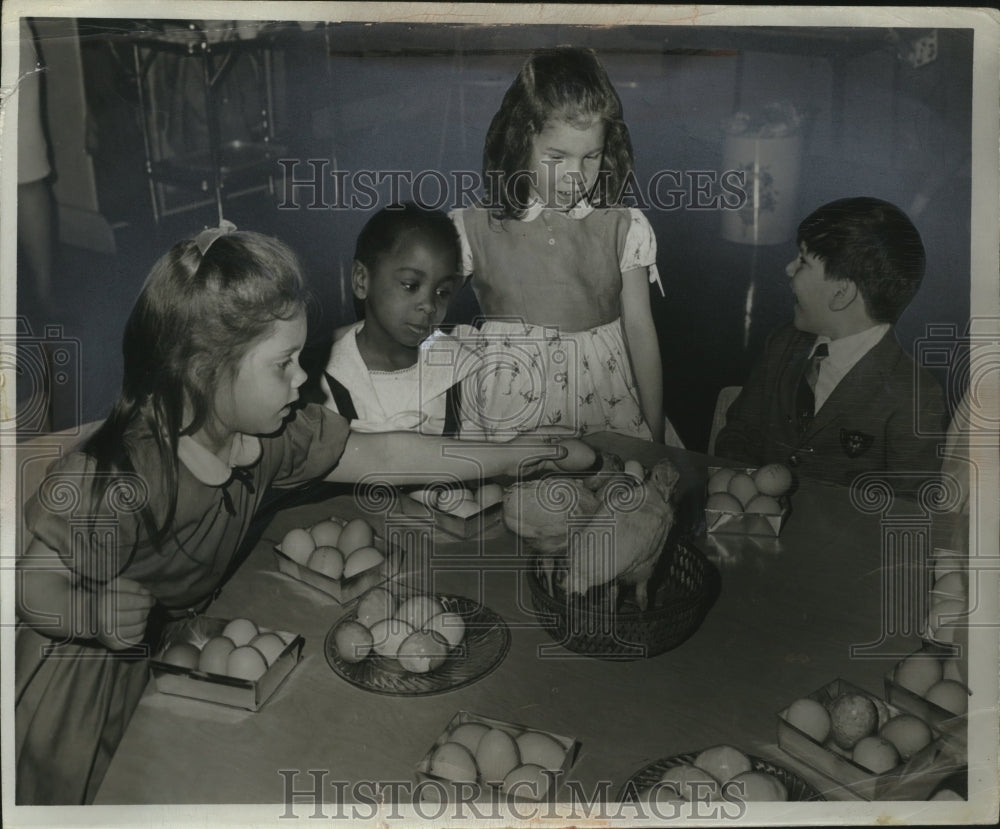 1945 Press Photo Woodhill Rd. Children Boris, Theresa Morris, Lisa Ford, Andrew