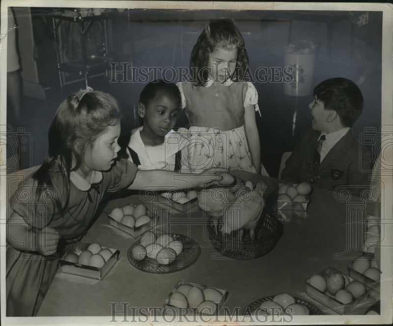 Load image into Gallery viewer, 1945 Press Photo Woodhill Rd. Children Boris, Theresa Morris, Lisa Ford, Andrew
