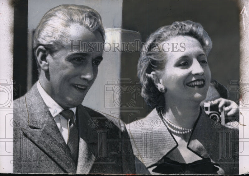 Load image into Gallery viewer, 1959 Press Photo New York Times Editor Clifton Daniel &amp; Wife - neo25310
