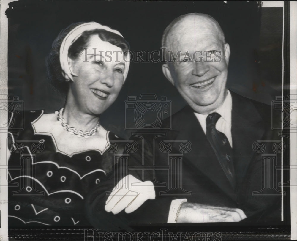 1957 Press Photo President Dwight Eisenhower & wife Mamie - neo25356