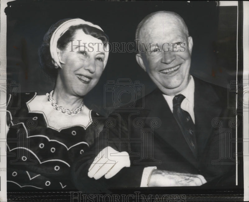 Load image into Gallery viewer, 1957 Press Photo President Dwight Eisenhower &amp; wife Mamie - neo25356
