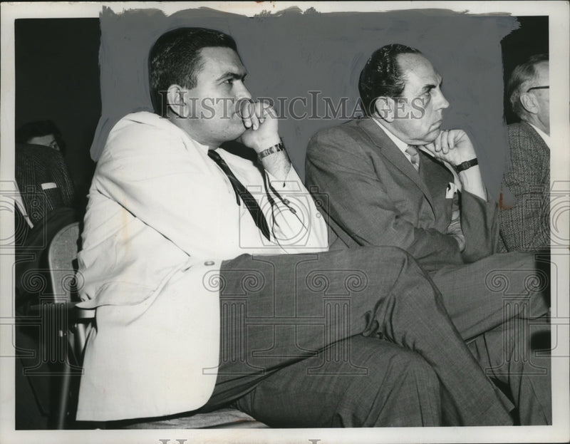 Load image into Gallery viewer, 1930 Press Photo Pete Shimrak and D.G Barton of Parkwood Road at Lakewood
