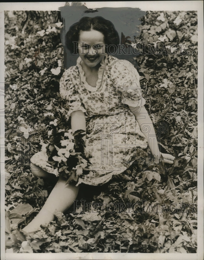 Load image into Gallery viewer, 1938 Press Photo Eleanor Kenyon of Marriage Mix up case with Gerald Desmond
