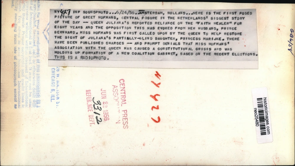 1956 Press Photo Queen Juliana in Amsterdam, Holland uses Faith Healer