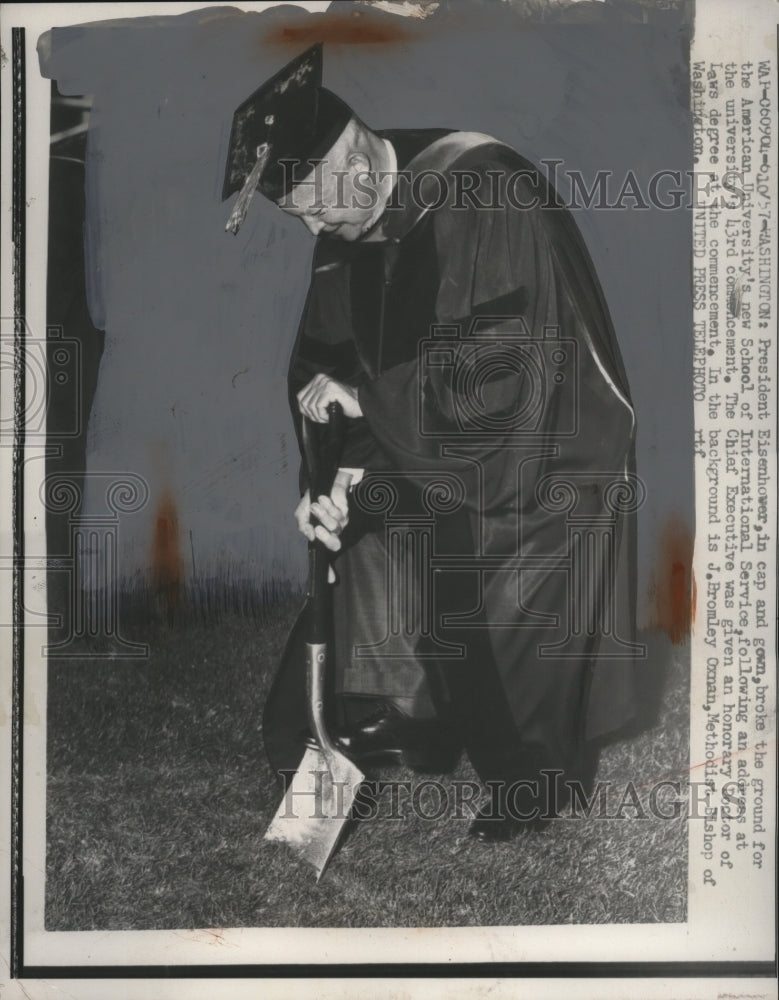 1957 Press Photo President Eisenhower broke ground at American Univ. Intl Srvc