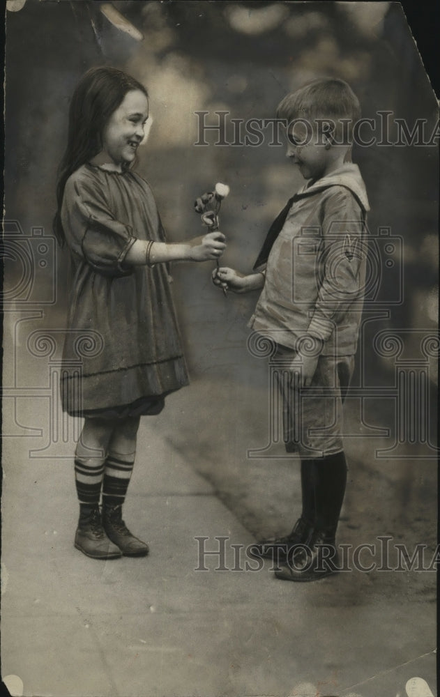 1925 Press Photo Children with Flower Bouquet - neo25543