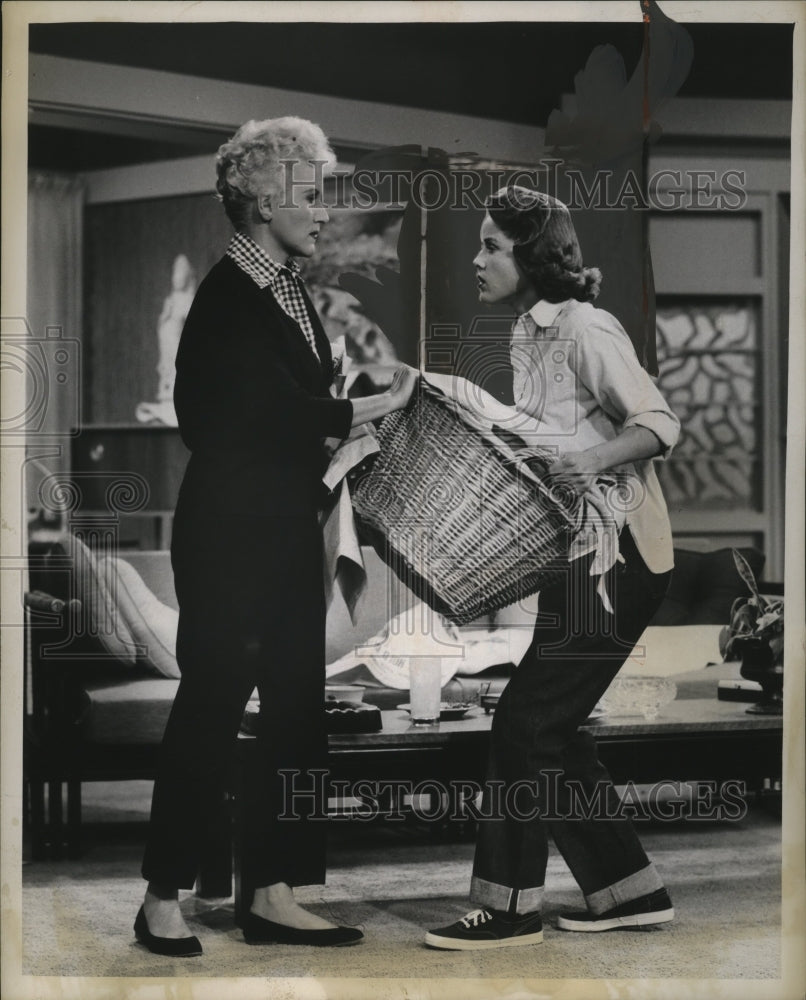 1957 Press Photo Margaret & Barbara Whiting - neo25575