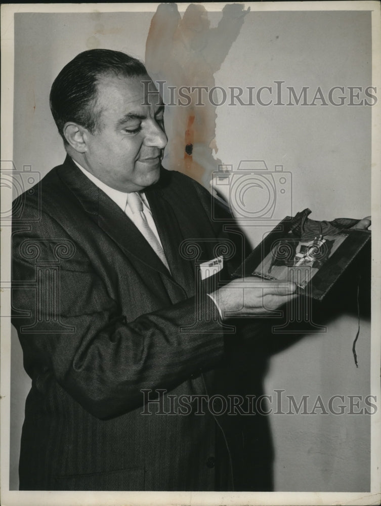 1959 Press Photo Senator Anthony Calabrese w/ Medal from Italian Government