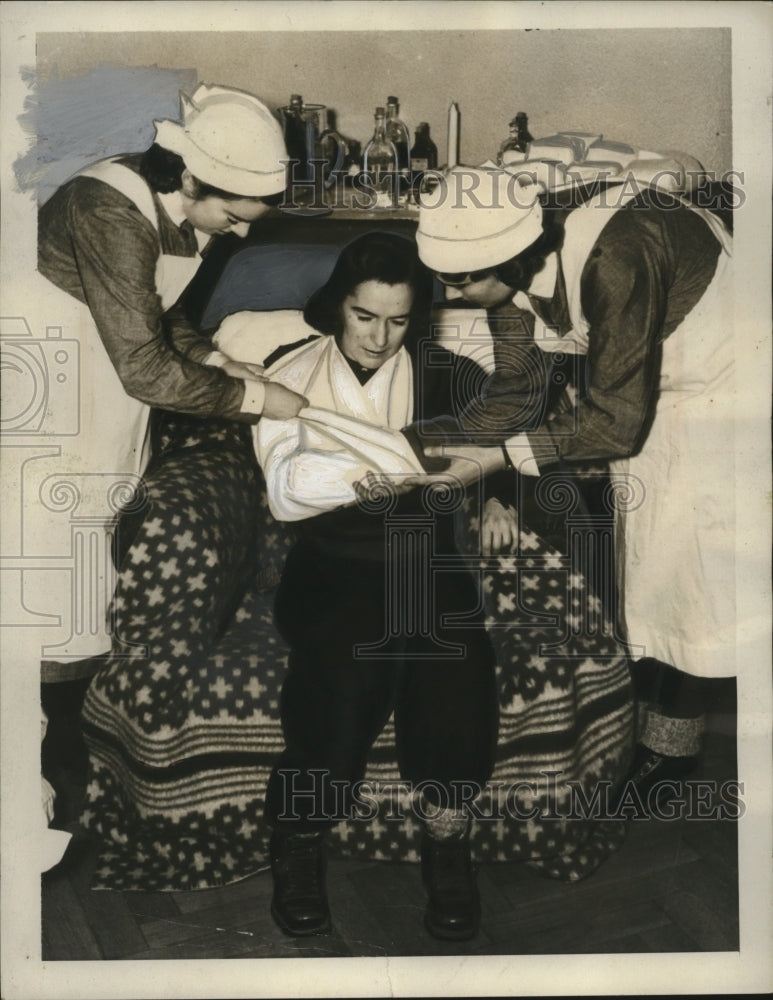 1940 Press Photo A injured wman from Societ air raid on Helsinki Finland