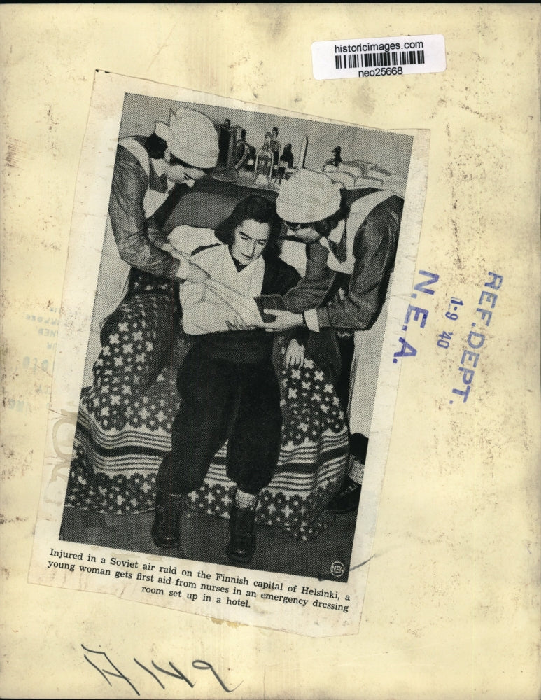 Load image into Gallery viewer, 1940 Press Photo A injured wman from Societ air raid on Helsinki Finland
