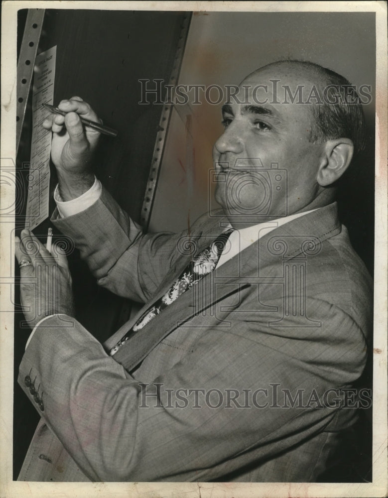 1947 Press Photo William Finegan marking a voting ballot - neo25757