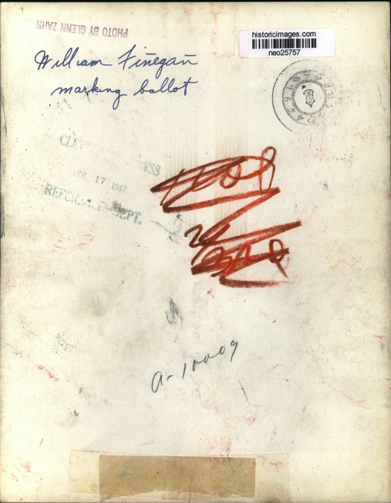 1947 Press Photo William Finegan marking a voting ballot - neo25757