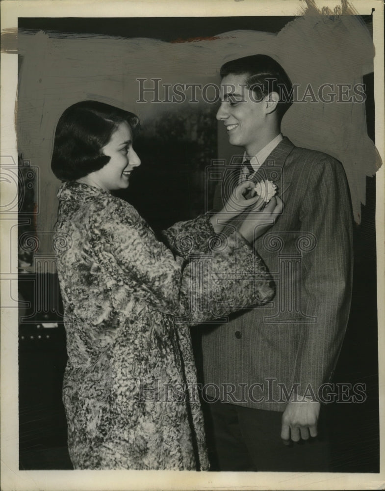 Load image into Gallery viewer, 1950 Press Photo Renee Simon, Warren Blaugrund for turnip season - neo25885
