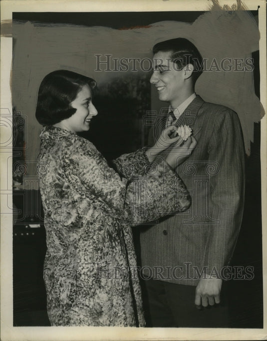 1950 Press Photo Renee Simon, Warren Blaugrund for turnip season - neo25885