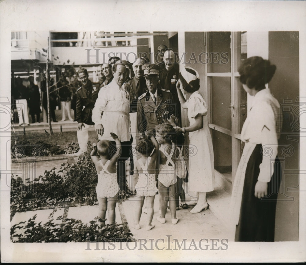 1937 Press Photo Italy's King Victor Emmanuel & kids at clinic in Rome